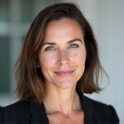 Portrait de Madame Sophie Martin, Directrice Technique (CTO) d'Orchidée Tech